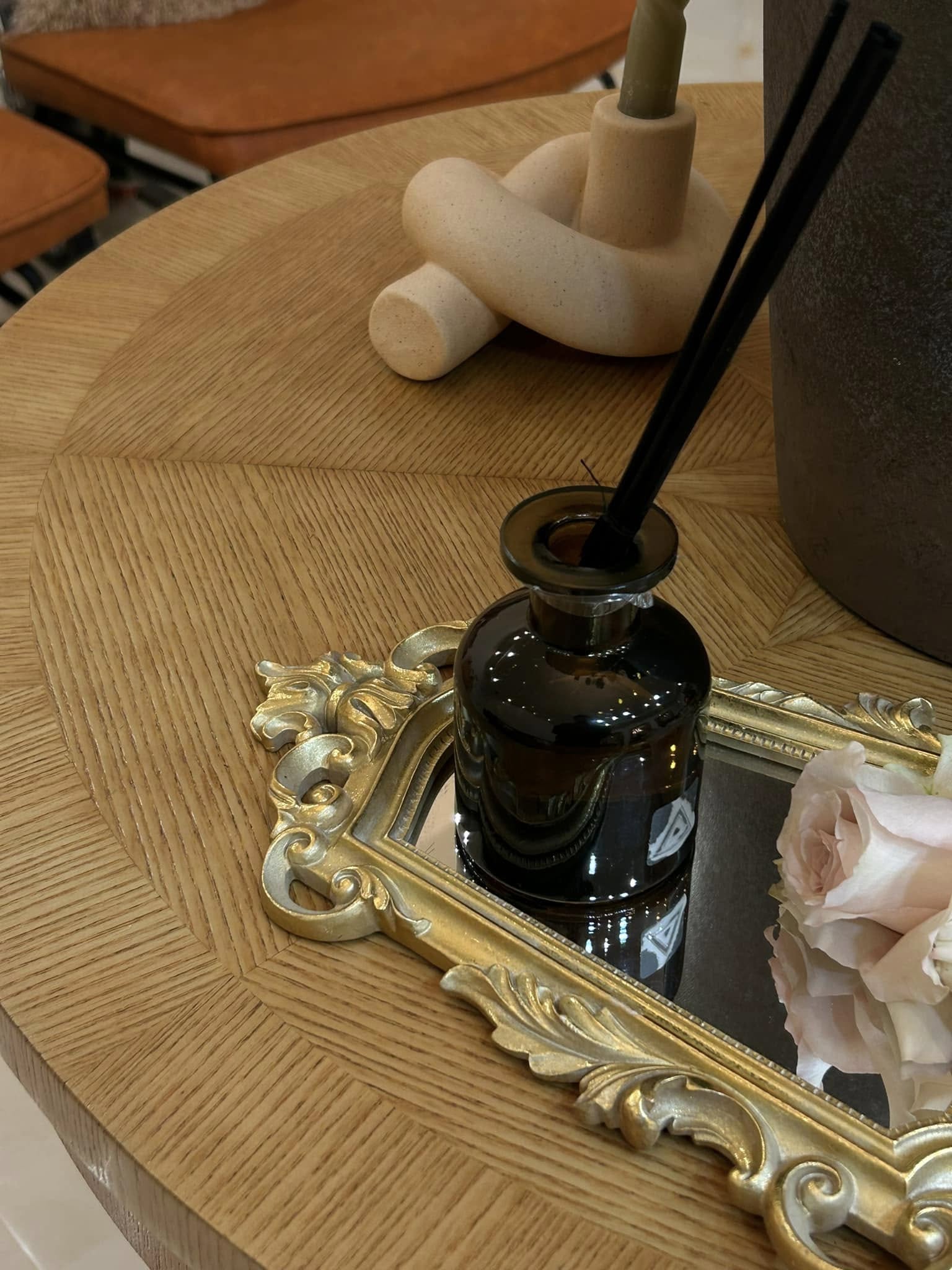 Detalj interijera salona TopFriz — zlatni okvir i ruže